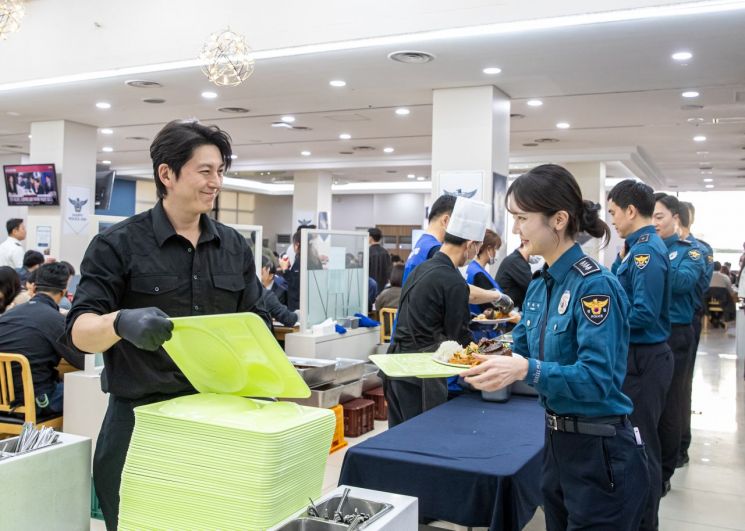 전경 출신 배우 류수영이 21일 경찰의 날을 맞아 재능기부로 직원들을 위한 특식을 배식하고 있다. 서울경찰청