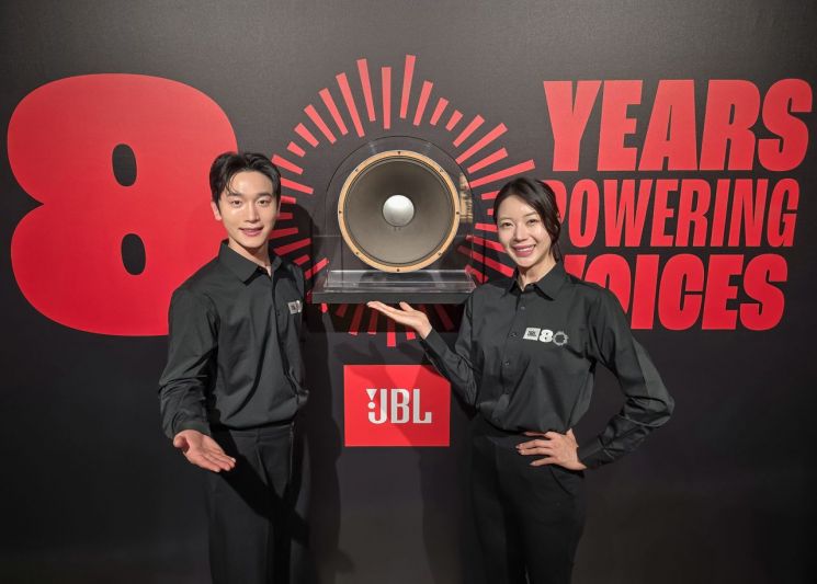 A model presents the logo commemorating JBL's 80th anniversary at a special exhibition celebrating JBL's 80th anniversary and Bowers & Wilkins' 60th anniversary, held at Project Space Line in Samseong-dong, Seoul, on the 21st. Samsung Electronics