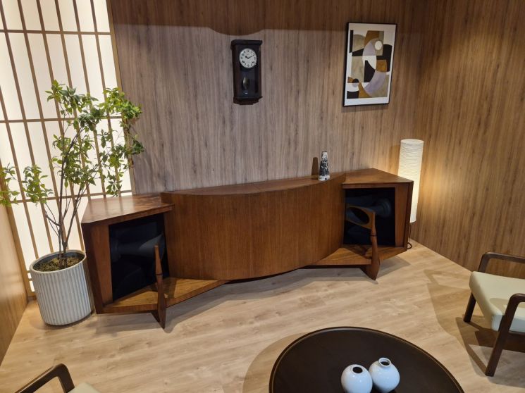 The “Paragon” stereo speaker on display at a special exhibition marking the 80th anniversary of JBL and the 60th anniversary of Bowers & Wilkins, held on the 21st at Project Space Line in Samseong-dong, Seoul. Photo by Kim Jinyoung.
