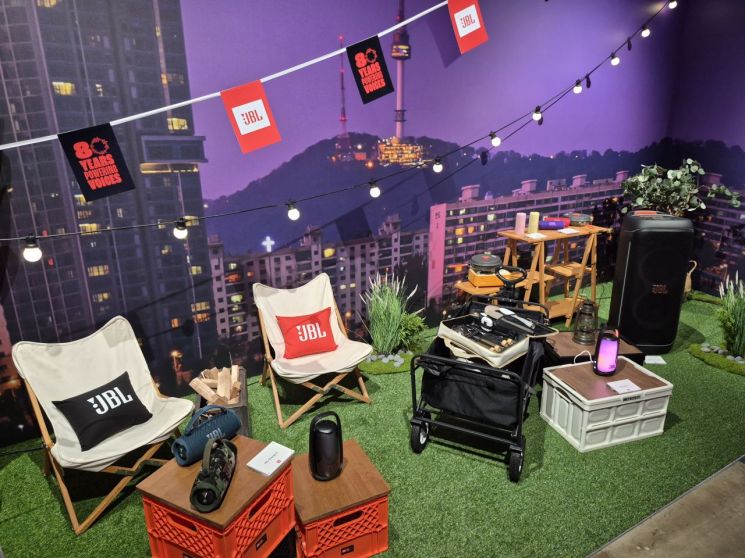 JBL portable speakers, including the latest PULSE 6, are on display at a special exhibition celebrating JBL’s 80th anniversary and Bowers & Wilkins’ 60th anniversary, held at Project Space Line in Samseong-dong, Seoul, on the 21st. Photo by Kim Jinyoung