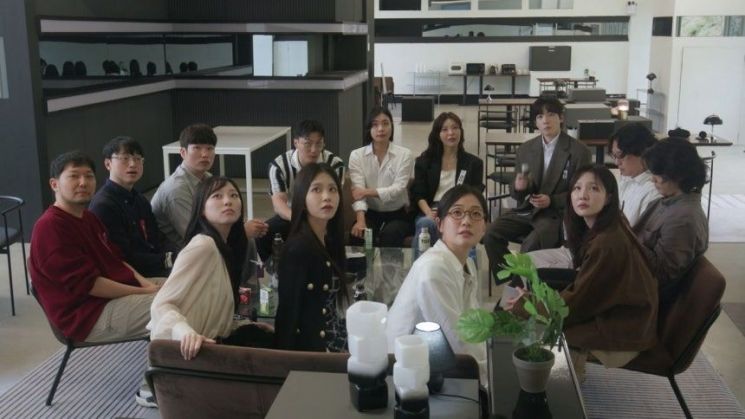 '더 커뮤니티2: 보이지 않는 손' 한 장면. 웨이브 제공