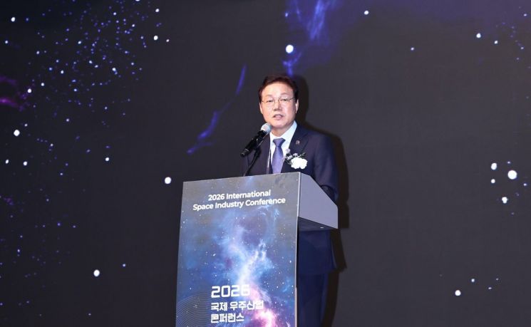 박완수 경남도지사가 '2026 국제 우주산업 콘퍼런스'에서 인사말을 전하고 있다. [사진제공=경남도]