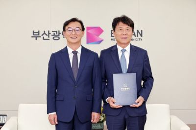 부산교통공사 김태호 신임 사장이 전재수 부산시장과 기념촬영하고 있다. 부산교통공사  제공