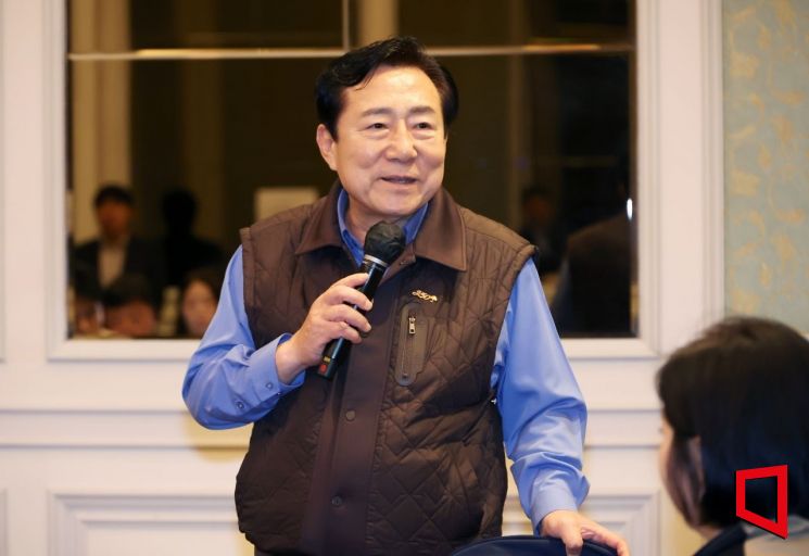 김기문 중기중앙회장이 22일 롯데호텔 제주에서 열린 '2026 중소기업 리더스포럼'에서 기자단과 만나 질의응답을 하고 있다. 중기중앙회