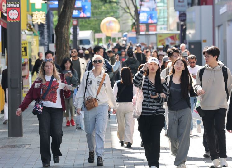 서울 시내 외국인들의 모습으로 기사의 특정 내용과 관계없다. 연합뉴스
