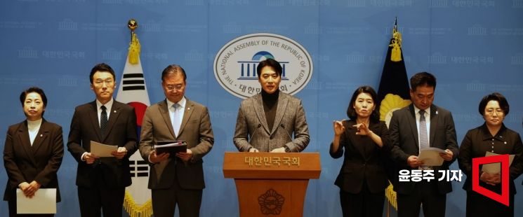 국회 과학기술정보방송통신위원회(과방위) 여당 간사인 한준호 더불어민주당 의원 등 범여권 과방위원들이 22일 국회 소통관에서 기자회견을 하고 있다. 윤동주 기자