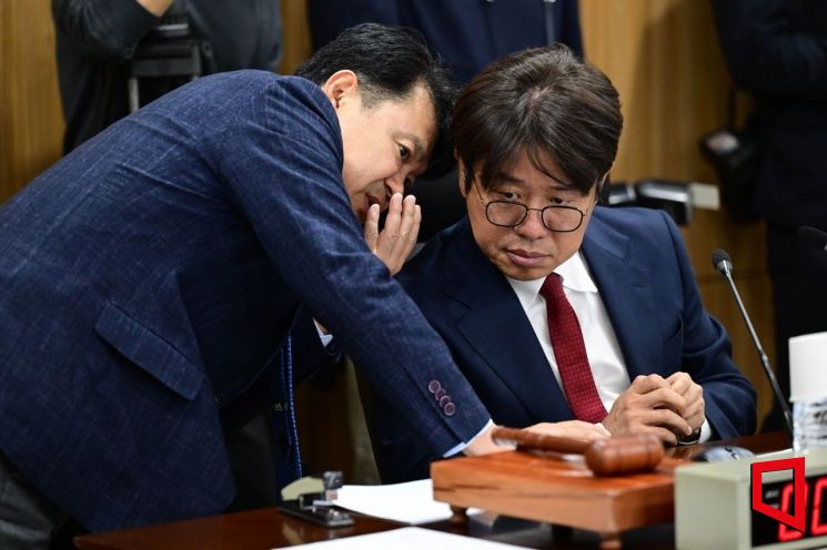 22일 오전 인천 영종구 인천국제공항공사에서 열린 국회 국토교통위원회의 인천국제공항공사, 한국공항공사 등에 대한 국정감사에서 유의동 위원장과 여당 간사 복기왕 의원이 귀엣말을 하고 있다. 2026.10.22 공항사진기자단