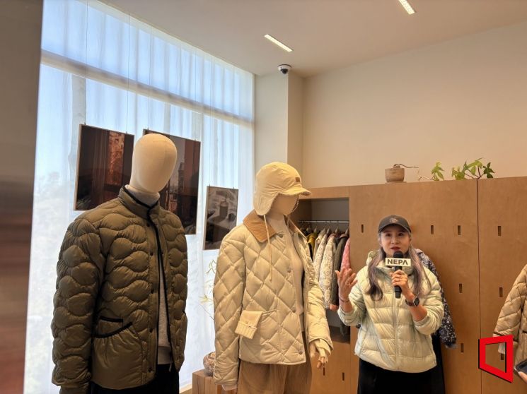 22일 서울 서초구에 위치한 네파 청계산 매장에서 열린 '2026 FW 미디어 데이'에서 김재이 상품기획실 의류디자인팀 실장이 상품 소개를 하고 있는 모습. 권재희 기자