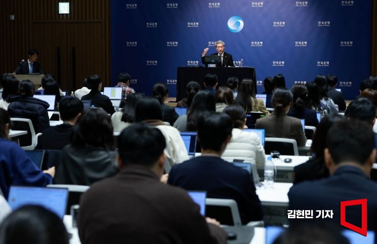 신현송 한국은행 총재가 22일 서울 중구 한은에서 열린 금융통화위원회 통화정책방향 결정 회의 후 기자간담회에서 발언하고 있다.