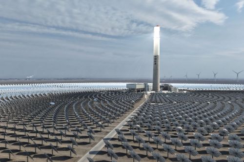 2025년 3월 중국 북서부 신장위구르자치구에 있는 50메가와트(MW) 규모의 용융염 태양열 발전소. 신화연합뉴스