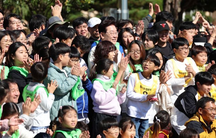 이재명 대통령이 22일 전북 익산 왕궁초등학교에서 가을 체육한마당을 마친 후 학생들과 기념촬영을 하고 있다. 2026.10.22 연합뉴스