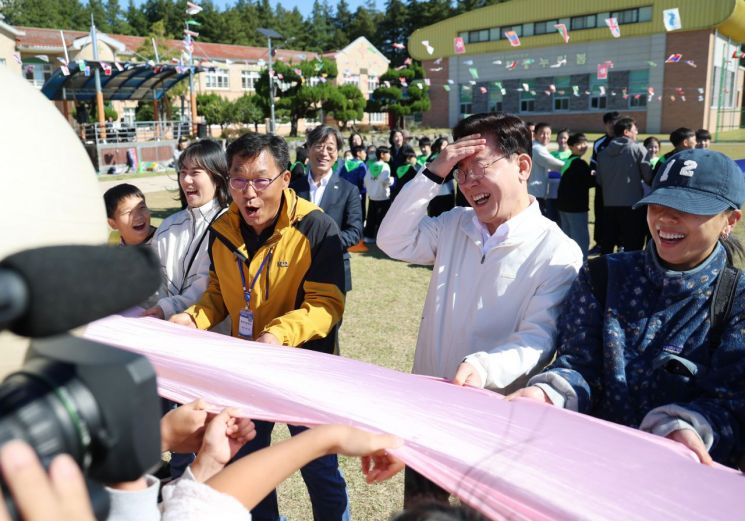 이재명 대통령이 22일 전북 익산 왕궁초등학교에서 열린 가을 체육한마당에서 학생들과 짐볼 이동하기를 하고 있다. 2026.10.22 연합뉴스