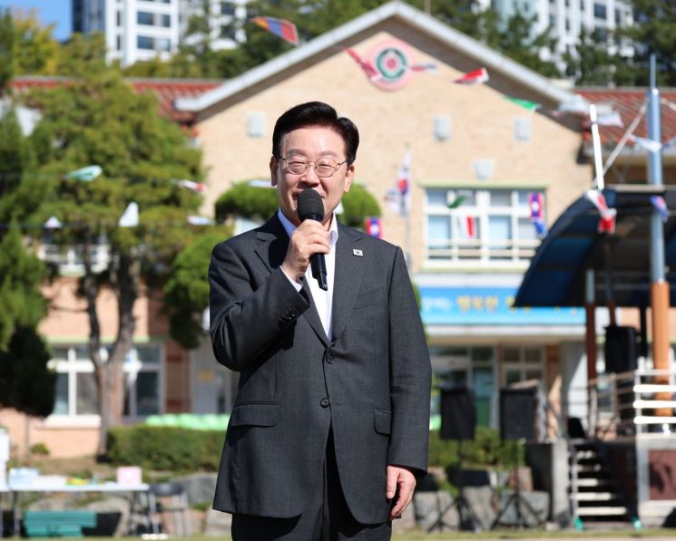 이재명 대통령이 22일 전북 익산 왕궁초등학교에서 열린 가을 체육한마당에서 인사말을 하고 있다. 2026.10.22 연합뉴스