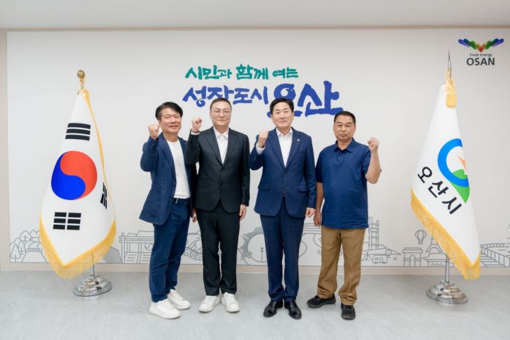 조용호 오산시장(오른쪽 두 번째)이 반도체 관련 기업 관계자와 만나 기업 투자 및 산업생태계 조성 방안을 논의한 뒤 기념촬영을 하고 있다. 오산시 제공