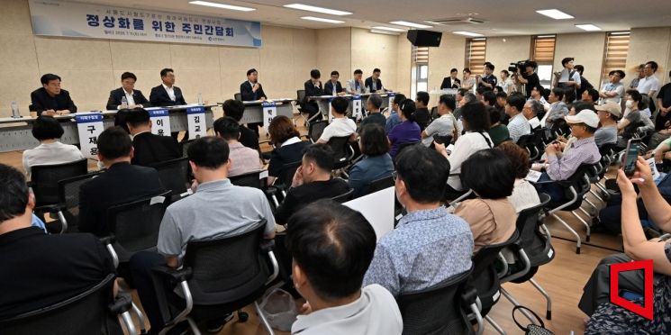 박찬대 인천시장이 11일 청라3동 행정복지센터에서 열린 '서울7호선 청라연장 관련 주민간담회'에서 질의응답을 하고 있다. 2026.7.11 인천시 제공