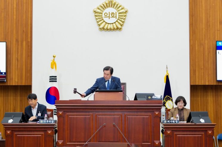 경주시의회(의장 임활)가 22일 본회의장에서 제301회 제1차 정례회 제3차 본회의를 열고 22일간의 의사일정을 마무리했다. 경주시의회 제공