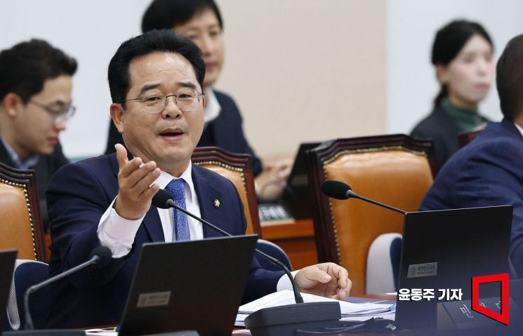 민병덕 더불어민주당 의원이 22일 국회에서 열린 금융위원회 등에 대한 종합국정감사에서 김학수 넥스트레이드 대표에게 질의하고 있다. 2026.10.22 윤동주 기자
