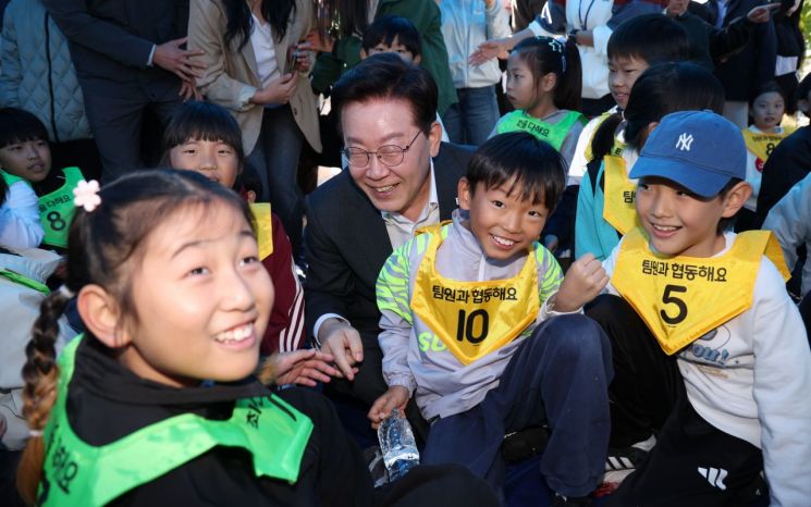 이재명 대통령이 22일 전북 익산 왕궁초등학교에서 열린 가을 체육한마당에서 학생들과 기념촬영을 하고 있다. 2026.10.22 연합뉴스