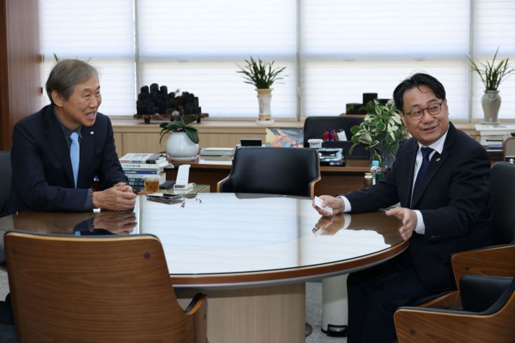 22일 서울 논현동 건설회관에서 열린 주택공급 간담회에서 한승구 대한건설협회 회장(왼쪽)과 이성훈 한국토지주택공사(LH)사장이 공급 확대 방안을 논의하고 있다. 대한건설협회 제공