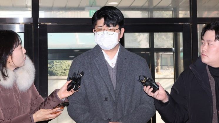 지난 1월 ‘쿠팡 블랙리스트’ 공익제보자 김준호씨가 참고인 신분으로 조사를 받기 위해 특검 사무실로 들어서고 있다. 연합뉴스