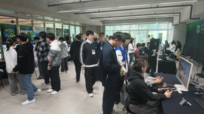 22일 광주 국립아시아문화전당(ACC) 문화정보원에서 열린 ‘제4회 글로벌게임개발자컨퍼런스(GGDC)’에서 관람객들이 ‘인디스타즈 쇼케이스’ 부스를 둘러보며 게임을 체험하고 있다. 김완중 기자