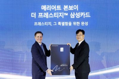 22일 서울 강남구 엔헤이븐에서 진행된 출시 기념 행사에서 김대순 삼성카드 마케팅본부장 부사장 (오른쪽)과 존 투미(John Toomey) 메리어트 인터내셔널 아시아 태평양 부문 부사장이 '메리어트 본보이 더 프레스티지 삼성카드'를 소개하고 있다. 삼성카드
