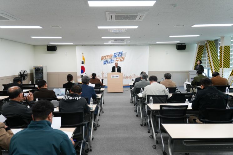 이도환 구리시 대변인이 22일 여성행복센터 대회의실에서 기자 브리핑을 열고 상·하수도 요금 조정과 공공기관장 인선, 시청 주차 환경 개선 등 주요 현안을 설명하고 있다. 구리시 제공