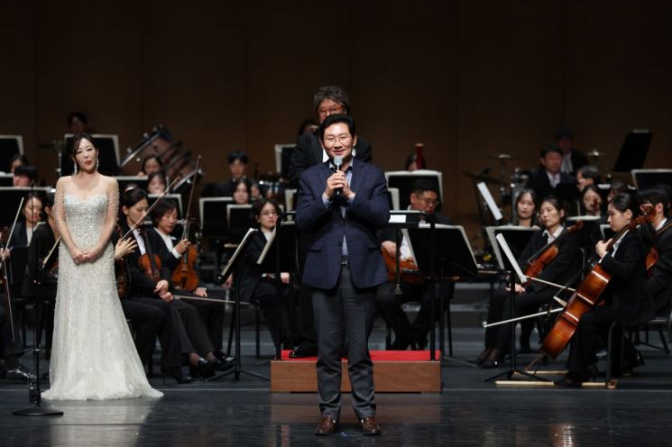 이상일 용인특례시장이 22일 포은아트홀에서 열린 '제3회 장애인 한마음열린음악회'에 참석해 인사말하고 있다. 용인시 제공
