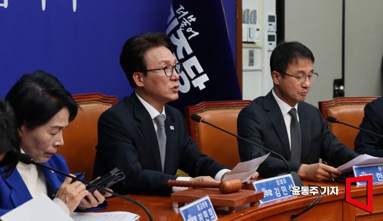 김민석 더불어민주당 대표와 한병도 원내대표가 23일 국회에서 열린 최고위원회의에 참석하고 있다. 2026.10.23 윤동주 기자