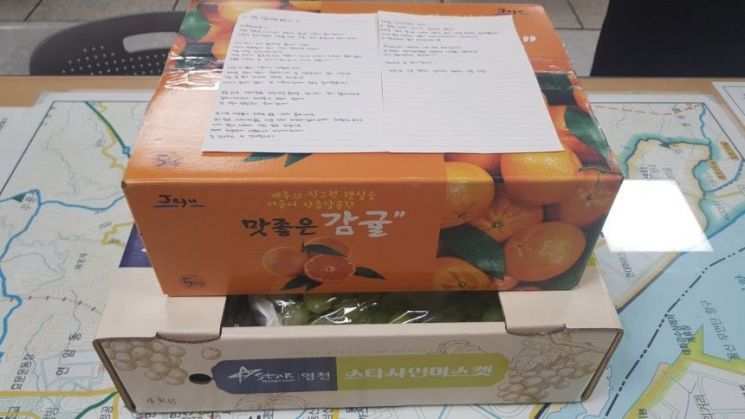 구급대원에게 도움을 받은 시민이 염포119안전센터에 전달한 편지와 과일박스. 울산소방서