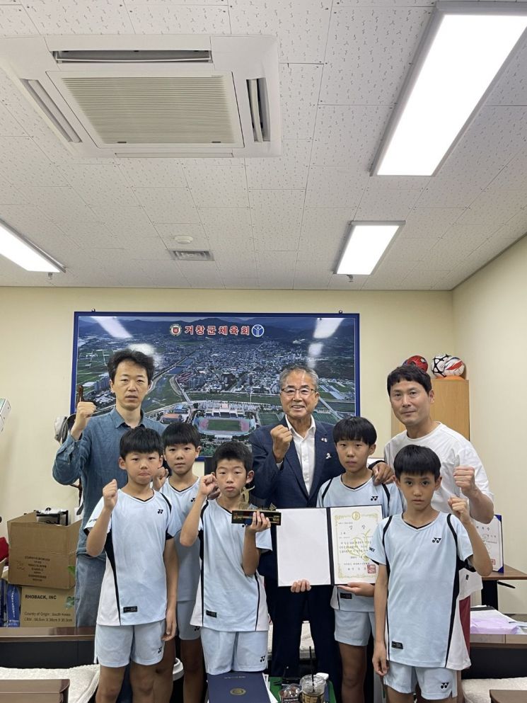 [사진 제공=거창체육회] 유인환 거창군체육회장이 지역 어린이들과 함께 기념촬영을 하고 있다. 유 회장은 청소년 체육인재 육성과 생활체육 활성화를 통해 지역 체육의 미래 성장 기반을 마련하는 데 힘쓰고 있다