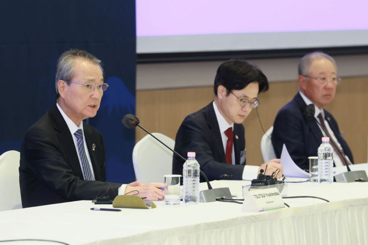 츠츠이 요시노부 일본경제단체연합회(경단련) 회장이 23일 FKI타워 컨퍼런스센터에서 열린 ‘제33회 한일재계회의’에 참석해 인사말을 하고 있다. 한국경제인협회