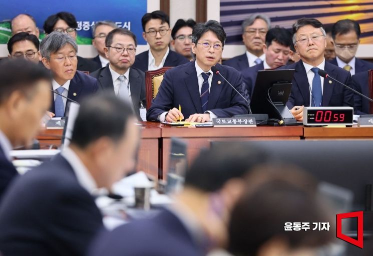 홍지선 국토부 장관이 23일 국회에서 열린 국토부 등에 대한 종합국정감사에서 의원 질의에 답변하고 있다. 윤동주 기자