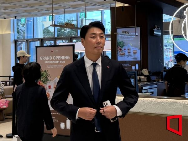 정현석 롯데백화점 대표는 23일 오전 서울 동대문구 '롯데몰 벨리타운 청량리'에서 기자들과 만나 멘트를 하고 있다. 한예주 기자
