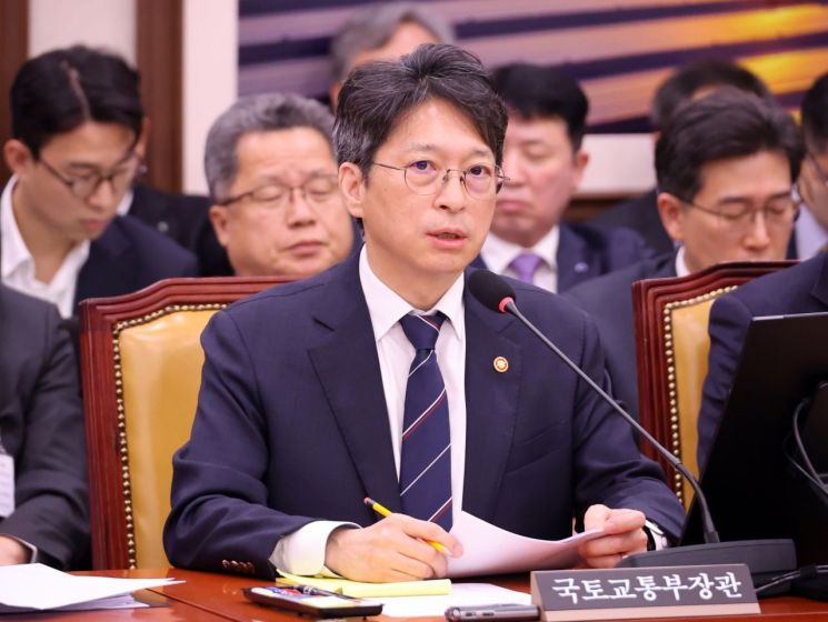 홍지선 국토교통부 장관이 23일 국회에서 열린 국토교통위원회 종합감사에서 위원 질문에 답하고 있다. 연합뉴스