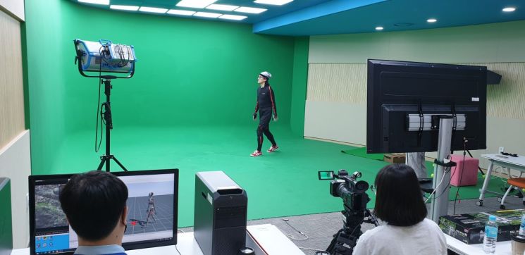 모션 캡처 배우 한우진이 '구제역에서 살아 돌아온 돼지' 속 캐릭터를 연기하고 있다/한니버스 제공.