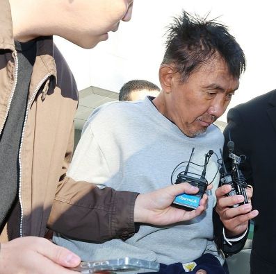 인천 한 대형 상업시설에서 흉기를 휘둘러 시민 10명을 살해하려 한 혐의로 구속된 최충락(59)이 23일 오전 인천 남동경찰서에서 인천지방공소청으로 송치되고 있다. 연합뉴스