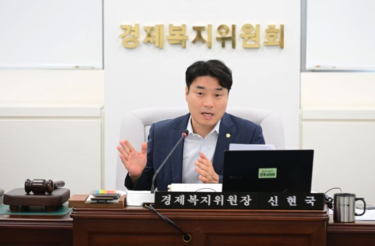 [사진 제공=진주시의회] 신현국 진주시의회 경제복지위원장이 23일 열린 경제복지위원회 회의에서 진주시상권활성화재단 출연금 동의안 심사를 진행하고 있다. 위원회는 재단의 조직 정비와 사업 실효성 확보 방안 등을 추가 검토하기로 했다.