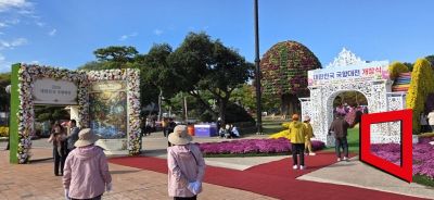 23일 오전 전남 함평군 함평엑스포공원에서 열린 '2026 대한민국 국향대전'에서 관람객들이 기념사진을 촬영하고 있다. 민찬기 기자