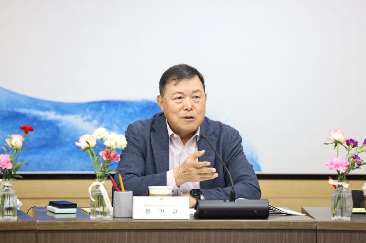 황각규 제3기 경남도 투자유치자문위원회 위원장이 전체 회의에서 발언하고 있다. [사진제공=경남도]
