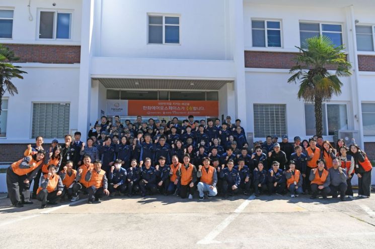 한화에어로스페이스 관계자들과 해군정비창 장병 및 근무자 등이 개선된 시설 개소식에서 기념사진을 찍고 있다. [사진제공=한화에어로스페이스]
