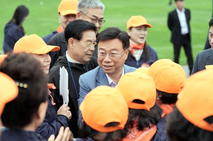 신상진 성남시장이 24일 성남종합운동장에서 열린 '2026 희망성남 한마음 체육·문화 대축제'에서 선수단을 격려하고 있다. 성남시 제공