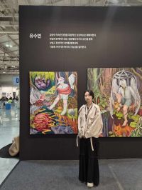 아트광주 라이징스타전에 참여한 유수연 작가가 자신의 작품 앞에 서 있다. 송보현 기자