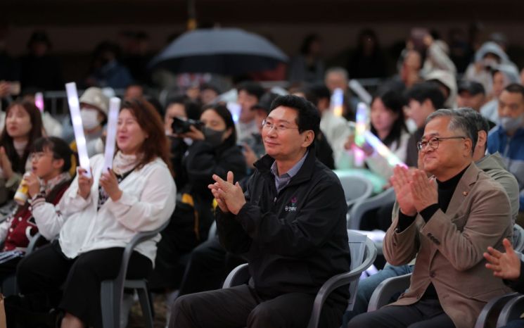 이상일 용인특례시장이 24일 신갈오거리 도시재생 거리축제에서 공연을 관람 하고 있다. 용인시 제공