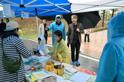 전남광주통합특별시 서구는 24일 화정근린공원 일원에서 학부모와 학생, 마을교육공동체 활동가 등 300여 명이 참석한 가운데 ‘함께서구 행복학교 놀이&예술 축제’를 개최했다. 전남광주 서구 제공