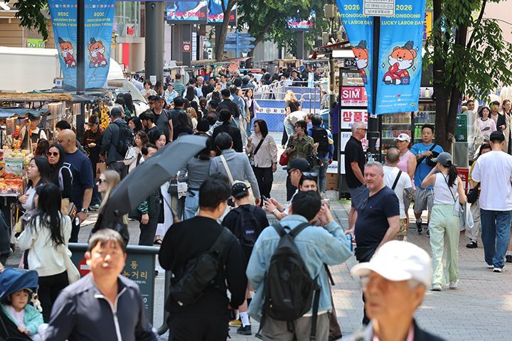 서울 중구 명동을 찾은 외국인 관광객들이 거리를 둘러보고 있다. 연합뉴스