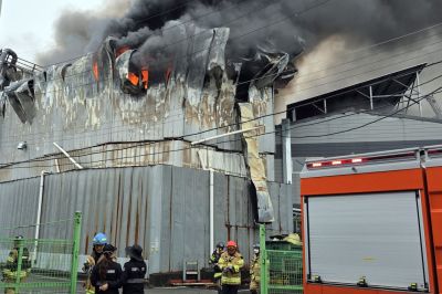 25일 오전 전남광주통합특별시 광산구 지죽동 한 폐기물처리업체에서 불이 나 불길이 건물 밖으로 치솟고 있다. 연합뉴스