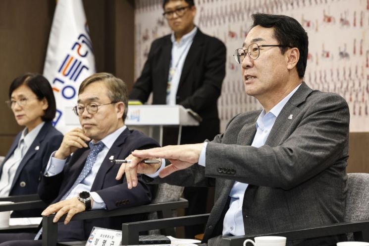 정명근 화성특례시장이 지난 12일 열린 우주항공산업 전문가간담회에서 우주항공산업의 육성 방향에 대해 말하고 있다. 화성시 제공