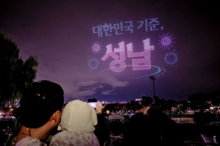지난 24일 탄천에서 열린 2026 성남테크아트페스티벌 드론라이트쇼에서 대한민국 기준 성남 문구가 밤하늘을 수놓고 있다. 성남시 제공