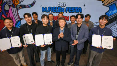 이규석 현대모비스 사장이 ‘2026 엠필즈 페스타 & 발명의 날’ 시상식에서 우수 아이디어 수상자들에게 상장을 수여하고 격려했다. 현대모비스